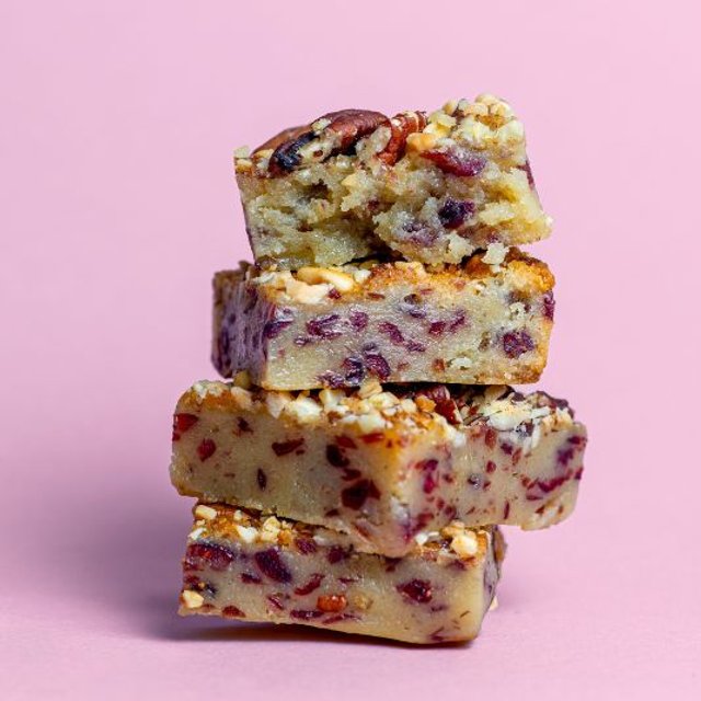 Obrázek produktu MRAŽENÉ BLONDIE s bílou čokolády, brusinkami a ořechy - hotové řezy 35 ks